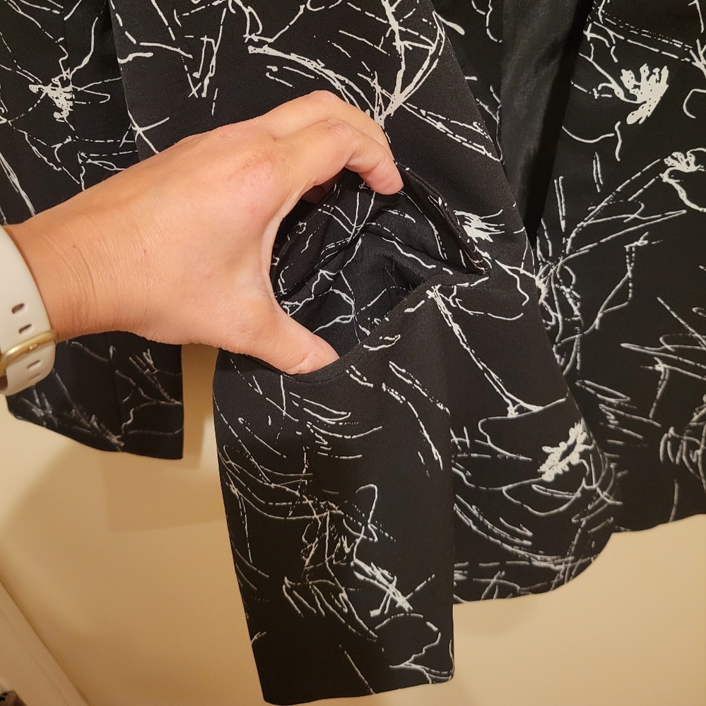 ASTR black and white abstract floral blazer - Picture 5 of 5